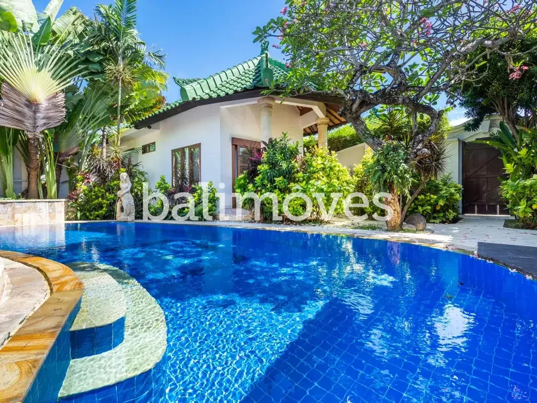 Empat Kamar Tidur Bergaya Modern Di Tepi Pantai Sanur - Image 3 of 10