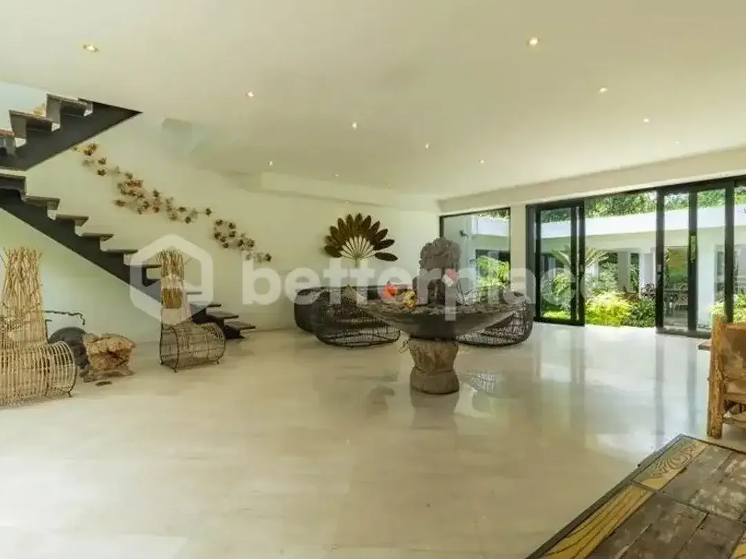 Rare Freehold Masterpiece in Tegalalang — A Six-Bedroom Jungle Retreat Set on 2,500 sqm of Land with Infinity Pool and Unmatched Investment Appeal - Image 5 of 10