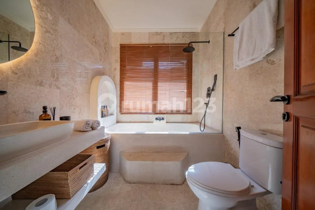 Hak Milik Villa Tropis Premium - Jalan Kaki ke Berawa Beach - Image 3 of 4