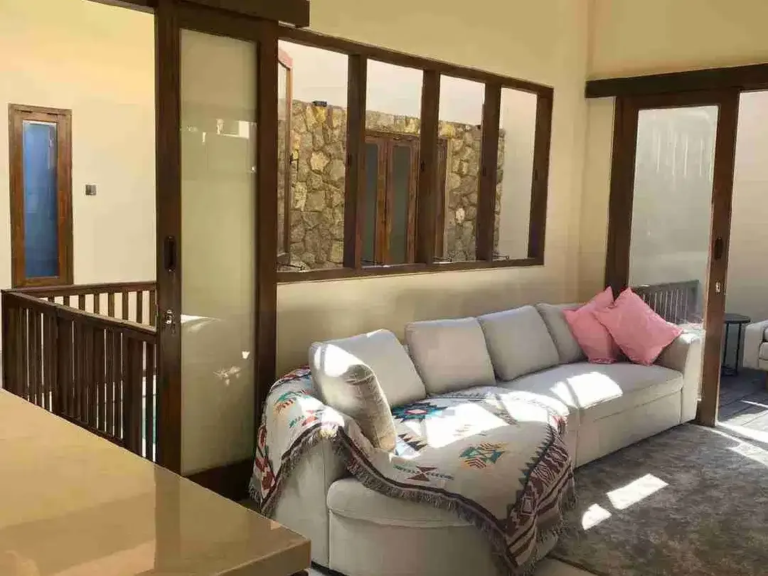 DISEWAKAN VILLA BARU MODERN DI RENON. SEWA MINIMAL 2 TAHUN. - Image 4 of 10