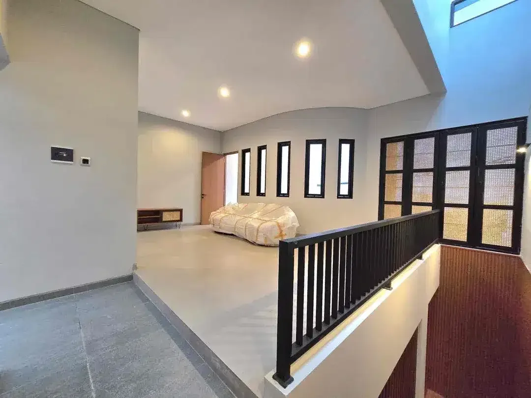 Brand new 3 bedroom villa cantik strategis Fully Furnished SHM SLF lengkap - Image 5 of 10