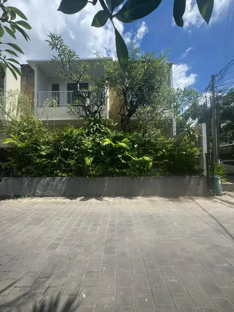 RUMAH MEWAH 2 LANTAI DIJUAL - 570 M² - SHM / LEASEHOLD - GARASI BESAR - Image 2 of 10