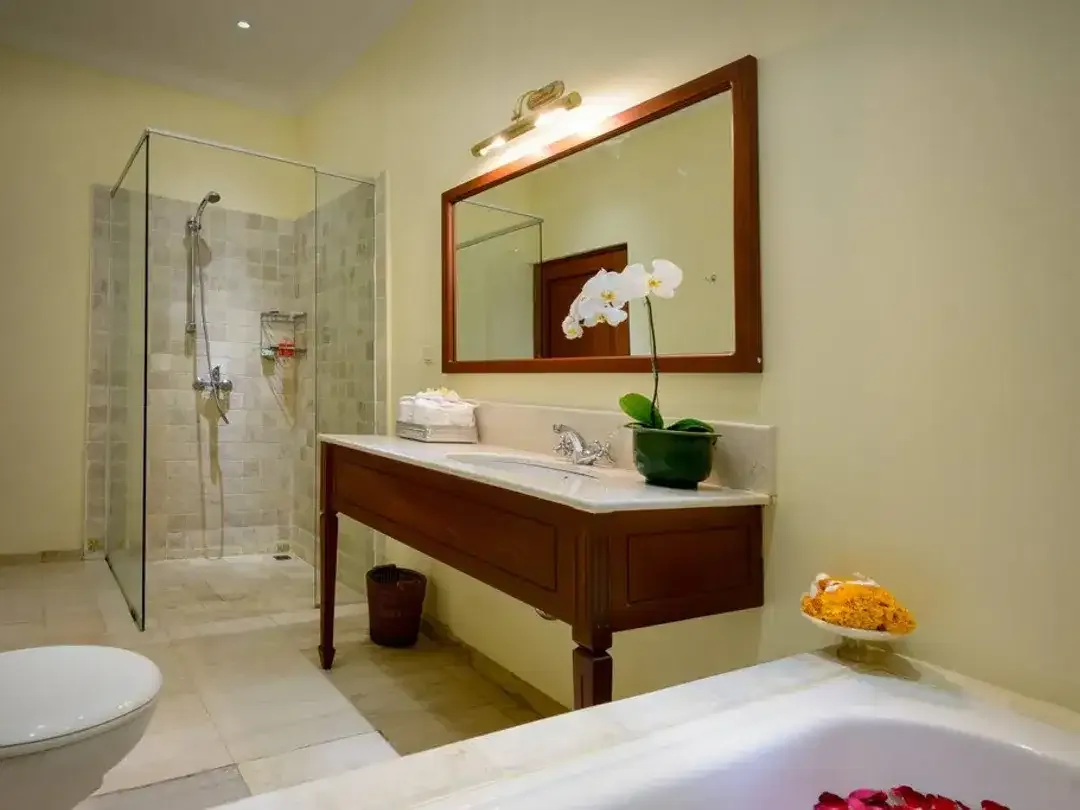 Leasehold - A Grand 7-Bedroom Luxury Retreat Surrounded by Nature - Image 3 of 10