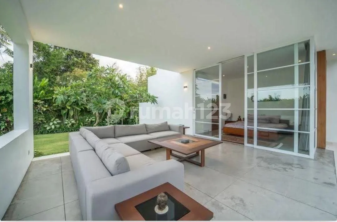 Villa Luas 5 Kamar Zona Kuning Full Furnish Pool Strategis Canggu - Image 3 of 4