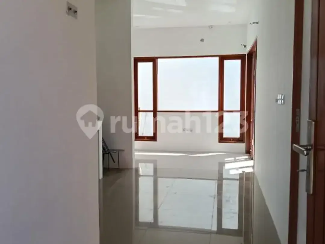 Villa Sejuk dan Tenang Cocok untuk Hunian Bersama Keluarga - Image 1 of 10