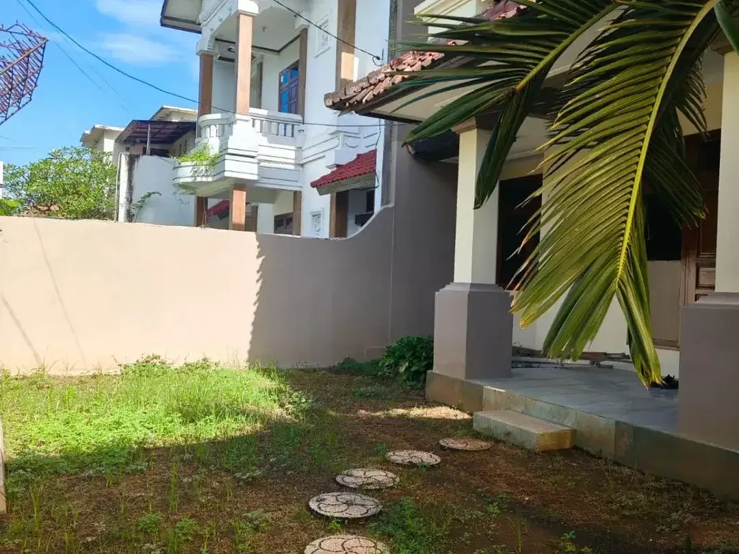 FOR SALE RUMAH MINIMALIS 2LT SANGAT STARTEGIS KAWASAN RENON - Image 1 of 10