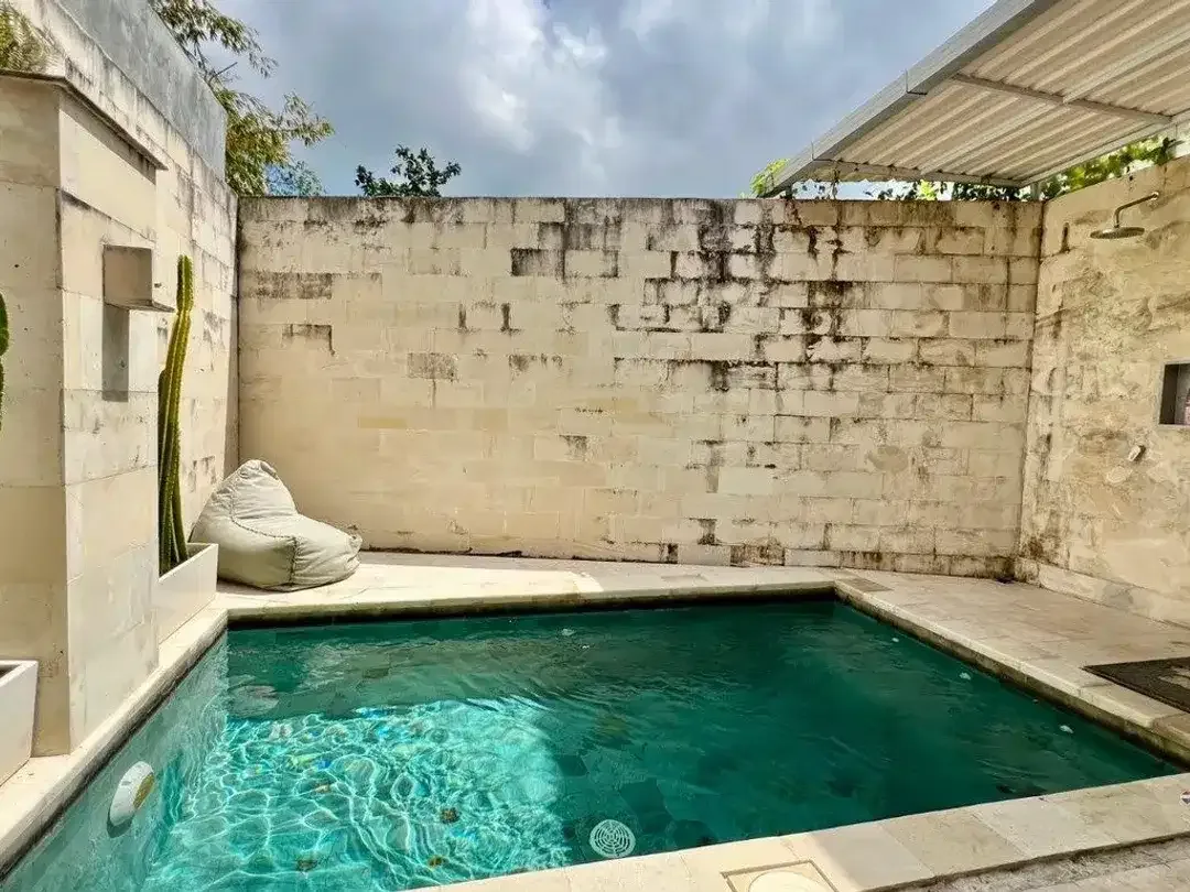 Villa Freehold 2 Kamar Tidur dengan Private Pool Dijual di Kerobokan - Image 2 of 8