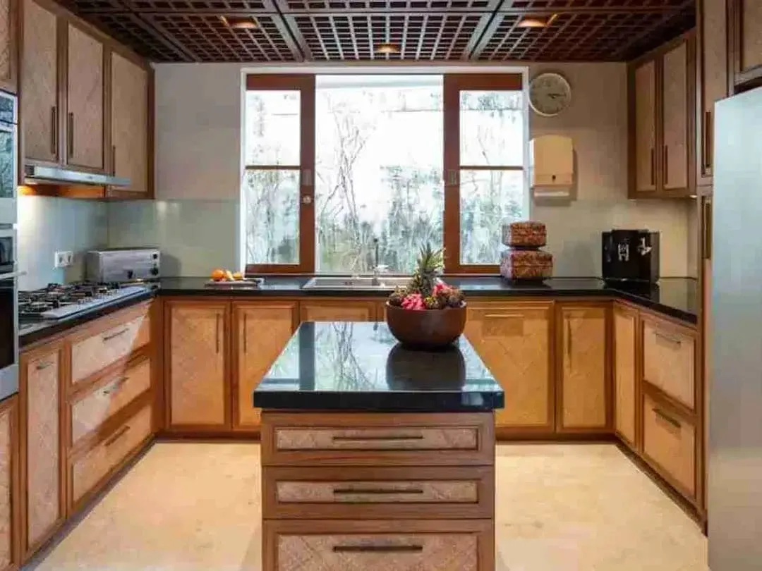 Villa Mewah di Seminyak Full Furnished 5BR, Pool Besar - Image 3 of 10