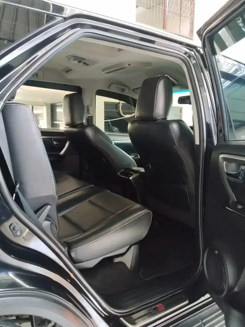 FORTUNER SRZ GR SPORT AT BENSIN LOW KM SEPERTI BARU DEALER - Image 7 of 10
