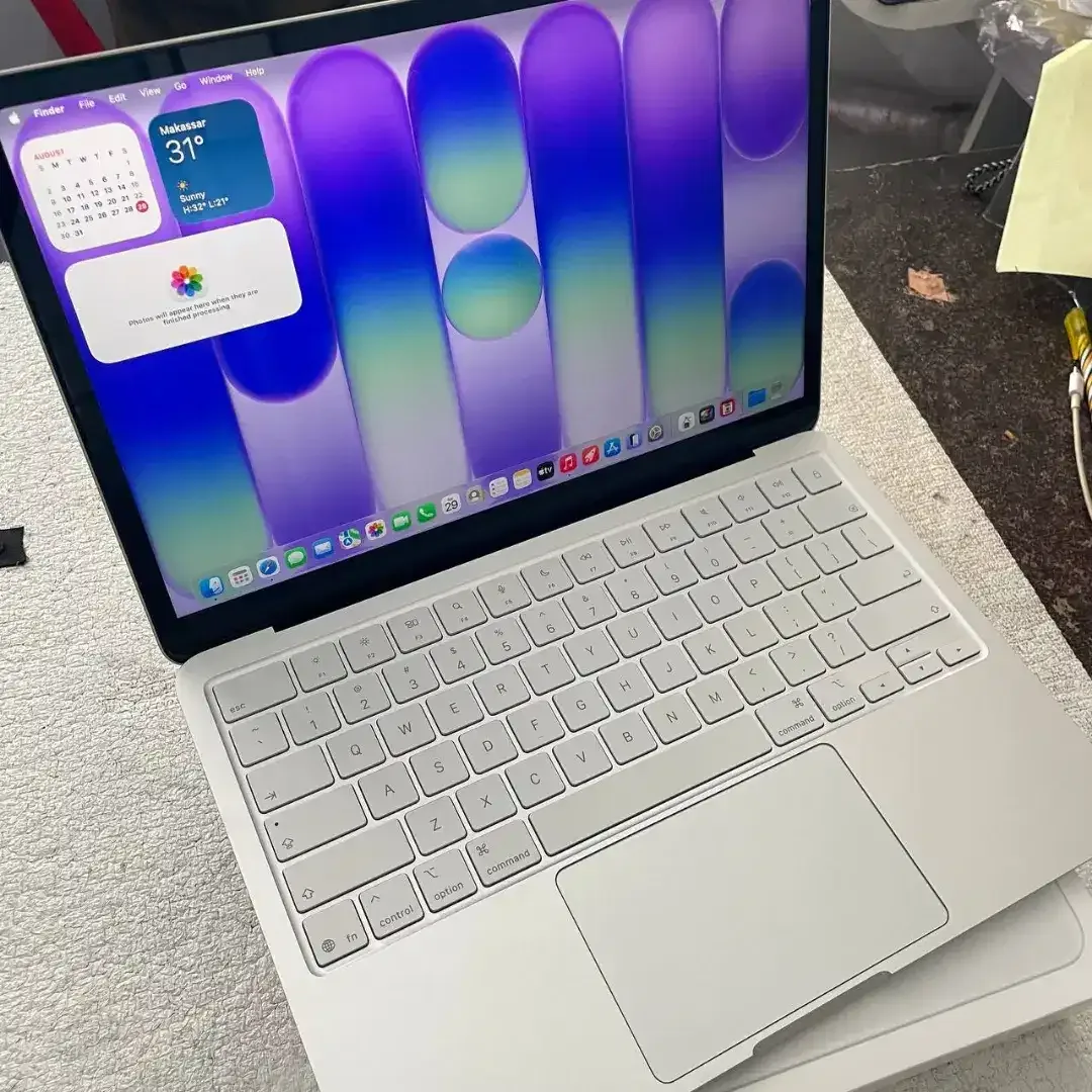 MacBook Neo 13-inch Warna Silver 8/256GB - Image 4 of 4