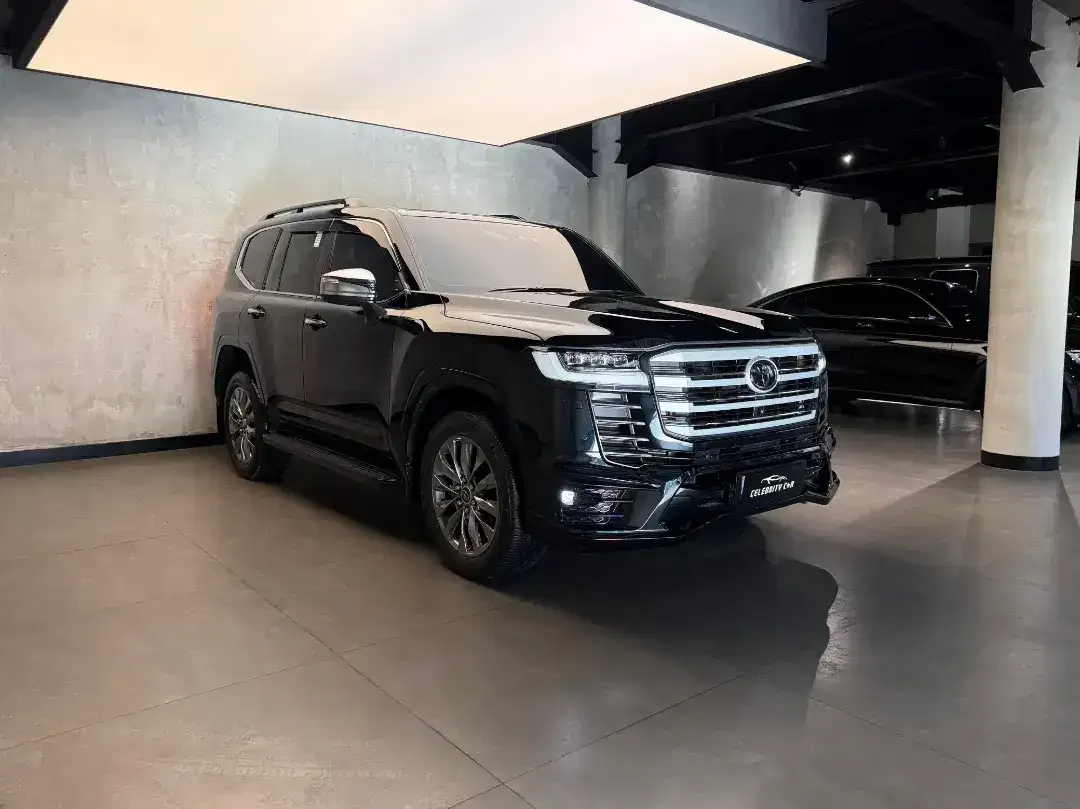 Toyota Land Cruiser 300 VXR 4x4 2024 - Image 3 of 10