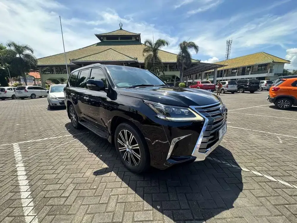Lexus LX570 2018 Bensin - Image 2 of 9