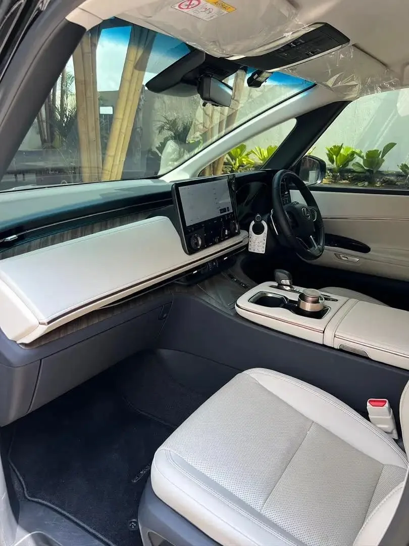 LEXUS LM350h 4SEATER 2024 GRAPHITE BLACK - Image 5 of 10