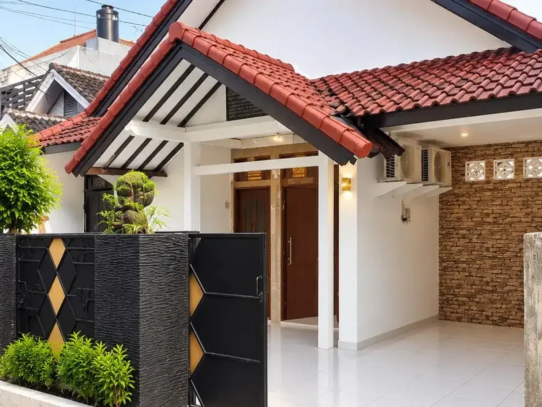 Freehold 4 Bedrooms Home in Kerobokan - Strategic Location! Bali - Image 1 of 5