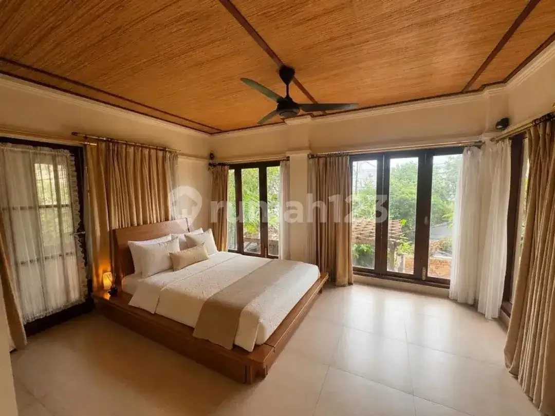 Disewakan Villa Mewah 4 Kamar Tidur Full Furnished di Taman Mumbul - Image 3 of 5
