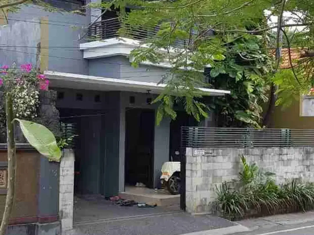 Sale Rumah 2Lt 140M2 Strategis 5Kamar Tk Yeh Aye Renon Jl6mtr Aspal - Image 1 of 8
