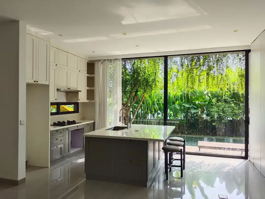 Freehold Duke Type Royal Villa with Premium Finishes & Spacious Design for Sale in Sanur  – Luxury 4-Bedroom Villa with Private Pool - Image 4 of 10