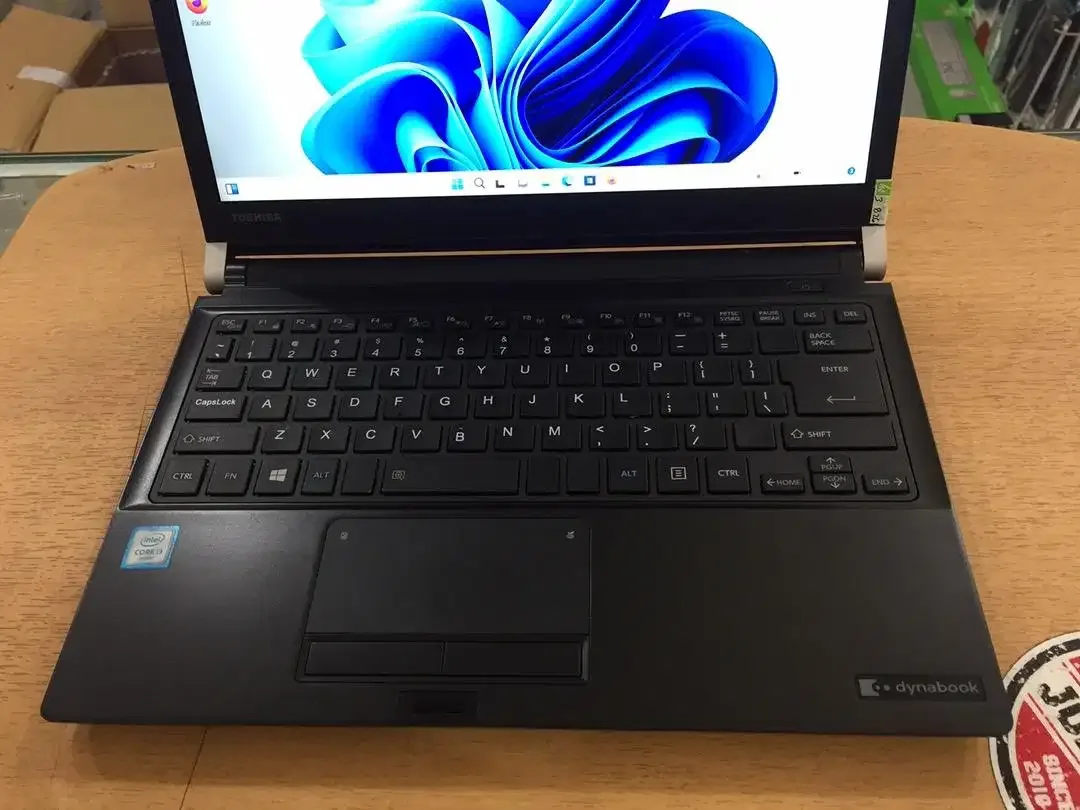 Laptop Toshiba Portege R30C Core i3Gen6 Ram 8GB SSD 128GB Slim Ringan - Image 2 of 10