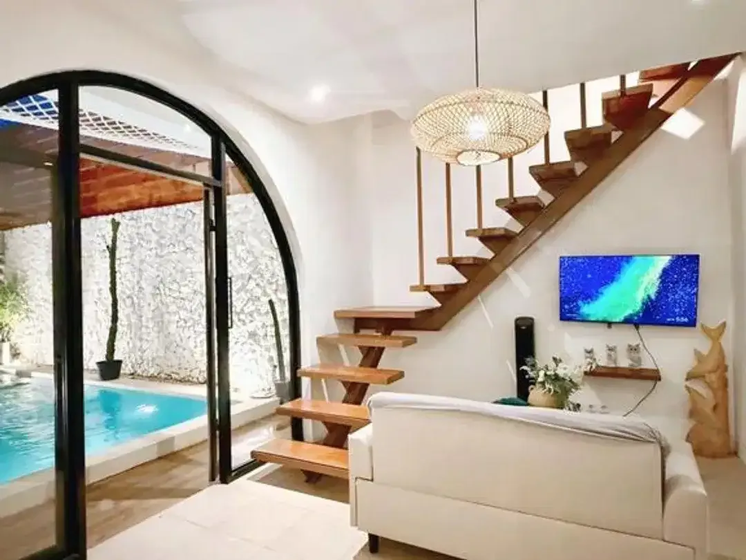 Romantic Villa 2 Lantai Fully Furnished Dijual di Tibubeneng, Canggu - Image 1 of 7
