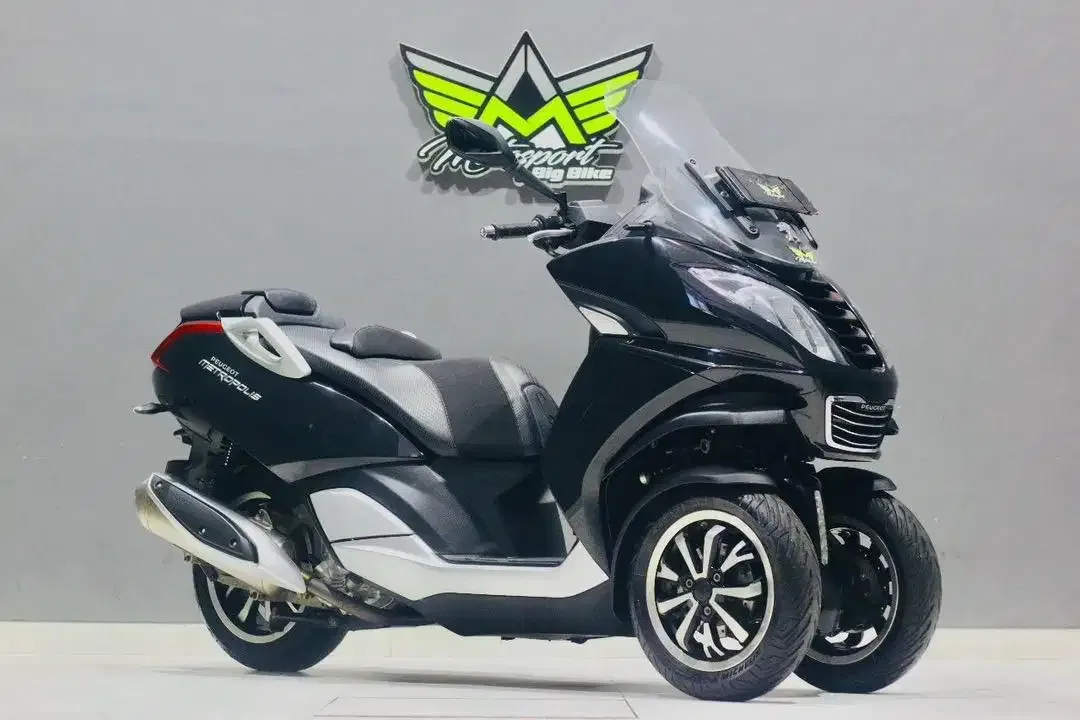 Peugeout Metropolis 400i, Tmax, ADV 750, Piaggio MP3 - Image 1 of 6