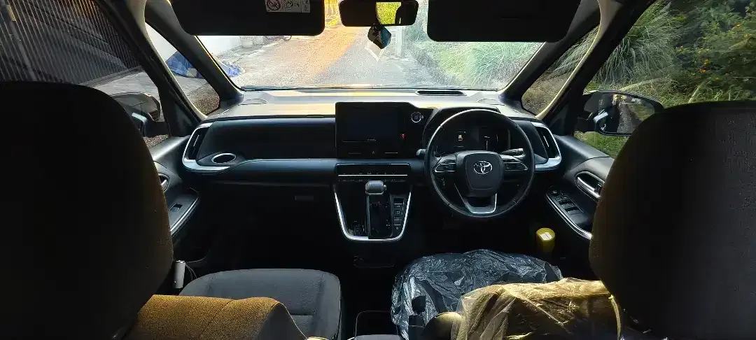 TOYOTA VOXY 2022 pajak panjang  no PR 36rb km Asli DK - Image 5 of 7