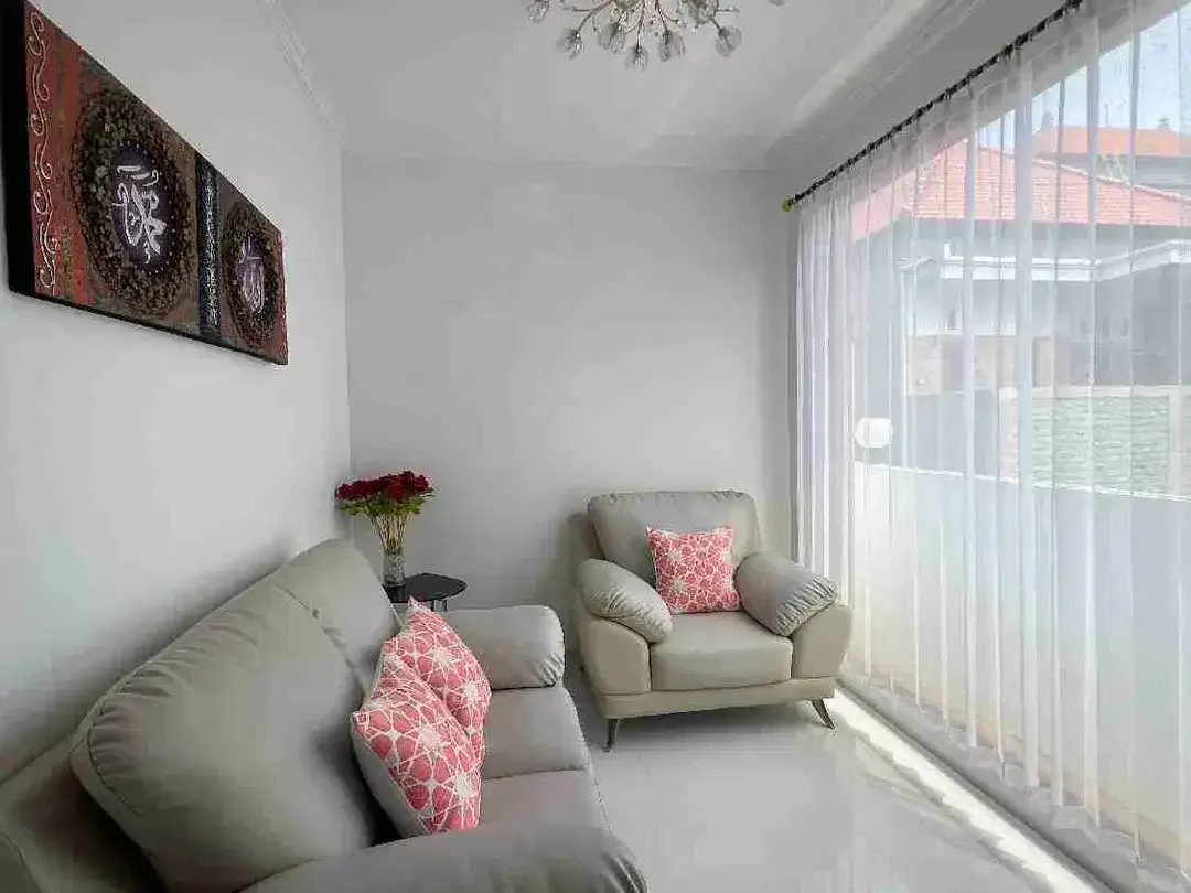 RUMAH MINIMALIST DI KAWASAN PERUMAHAN DENPASAR SELATAN - Image 2 of 10