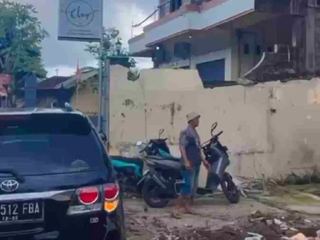 Tanah 300m2 bonus bangunan utama darmawangsa - Kampiyal - Nusa Dua - Image 2 of 8