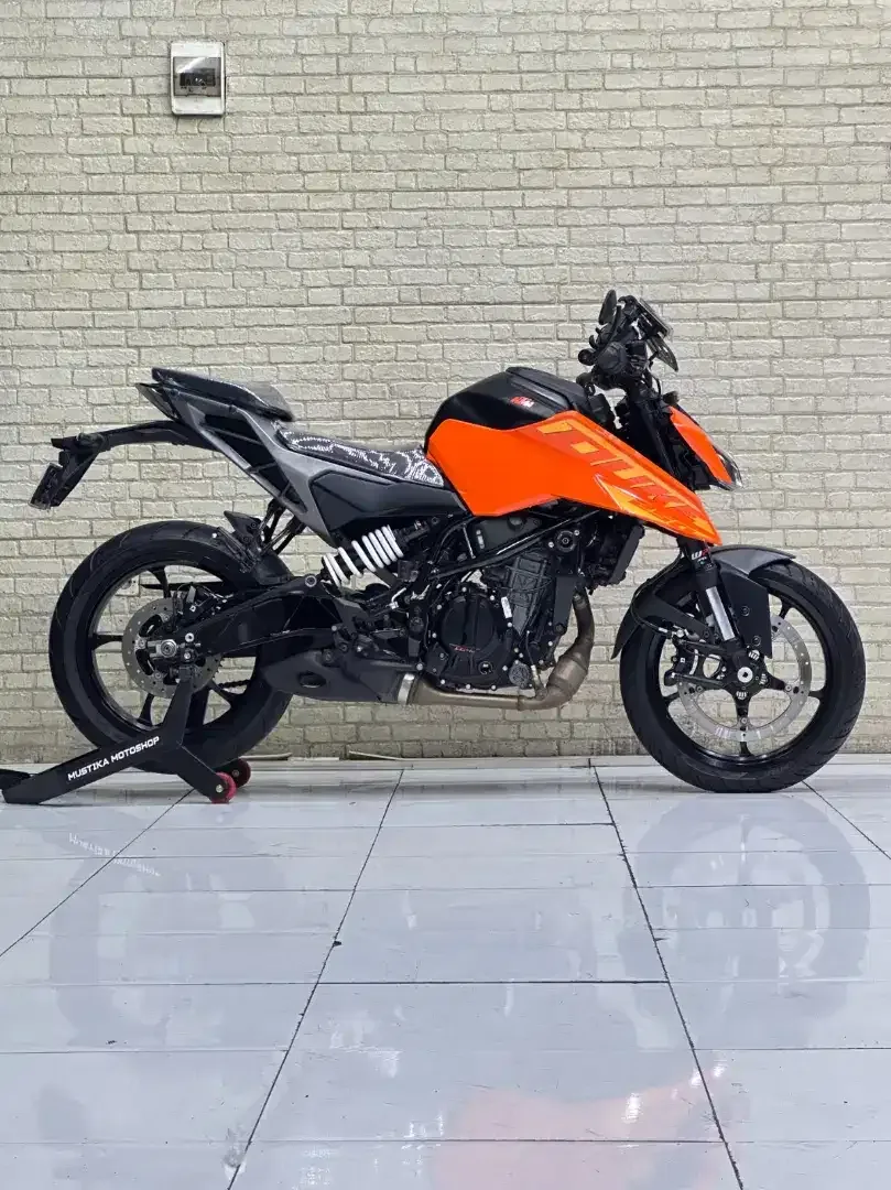 KING OF TORQUE‼️KTM DUKE 250 GEN 3 TH 2025 MULUS LOW MILES - Image 8 of 10