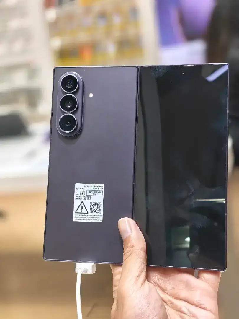 Samsung z fold 8 ultra - Image 1 of 3
