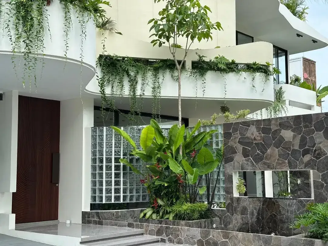 Villa 4 BR Mewah dengan Lift di Seminyak - Image 3 of 10