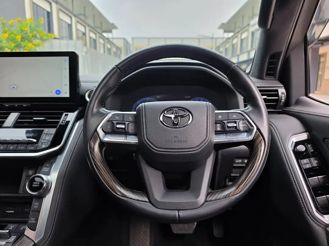 Toyota Land Cruiser 300 VXR 4x4 - Image 6 of 10