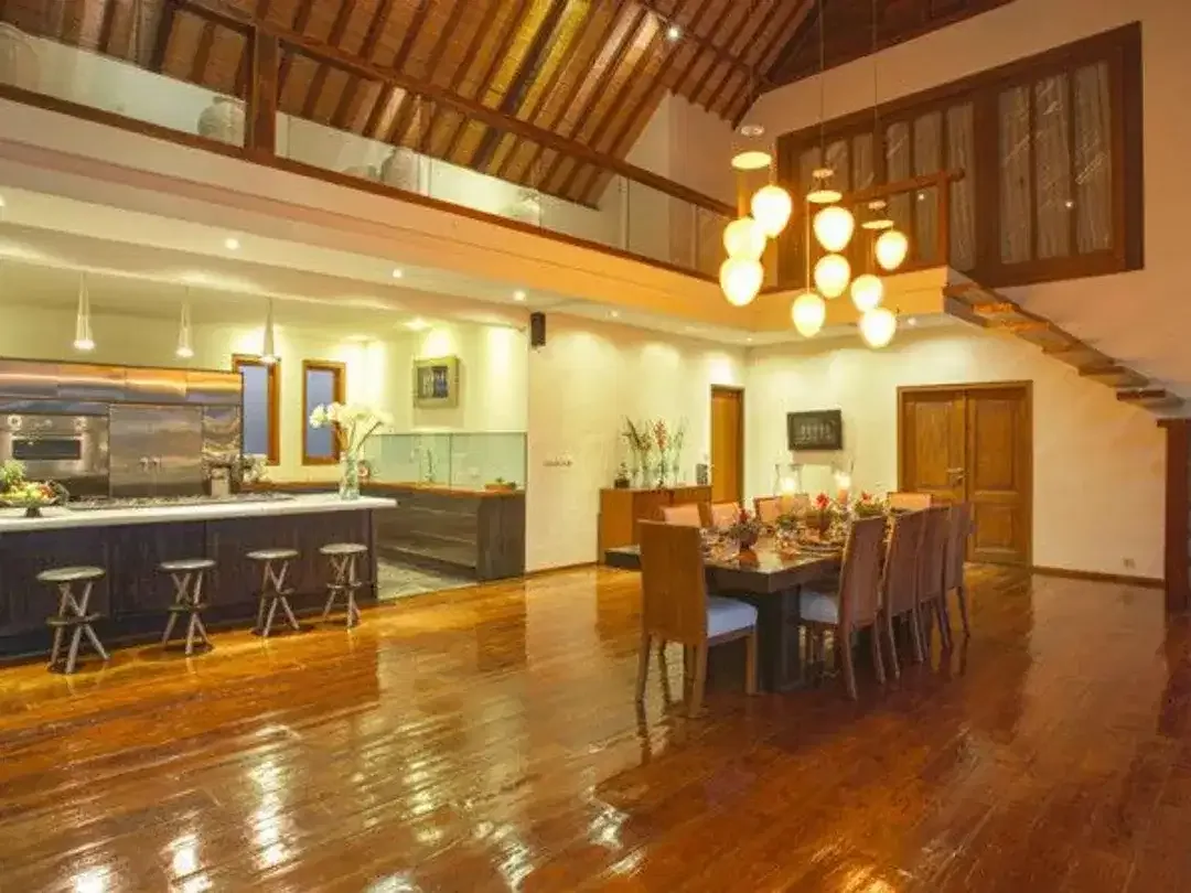 Villa 7 Bedrooms Freehold in Great Location Kerobokan, Canggu - Image 3 of 10