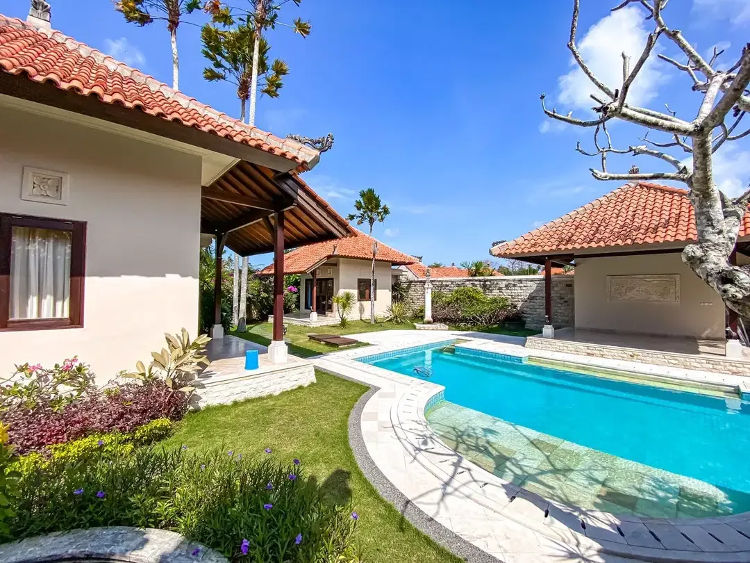 PRIVATE BALINESE STYLE VILLA AT ONE GATED AREA BENOA - Image 3 of 10