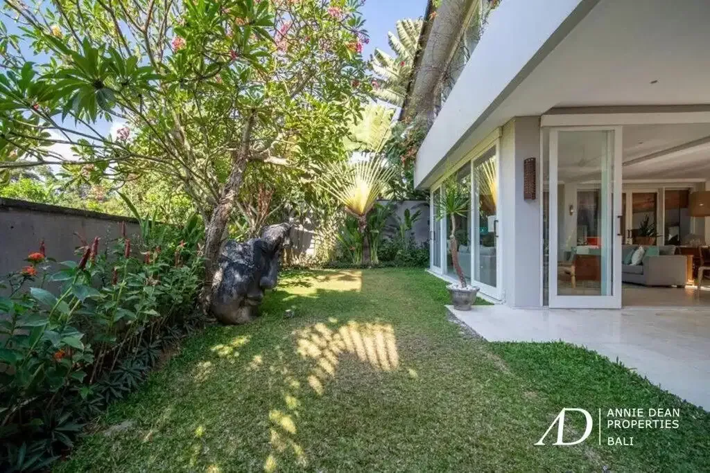 LEASEHOLD | 4-BEDROOM VILLA IN PRIME BERAWA, WALK TO THE BEACH - Image 4 of 10