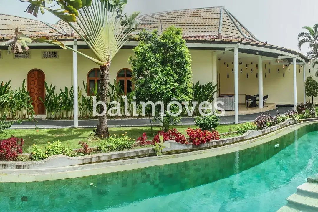 Villa Lima Kamar Tidur Dengan Taman Yang Luas Di Sanur - Image 7 of 10