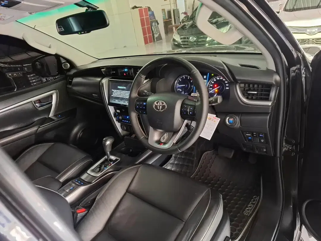 Fortuner VRZ GR sport 2.8 - Image 5 of 6