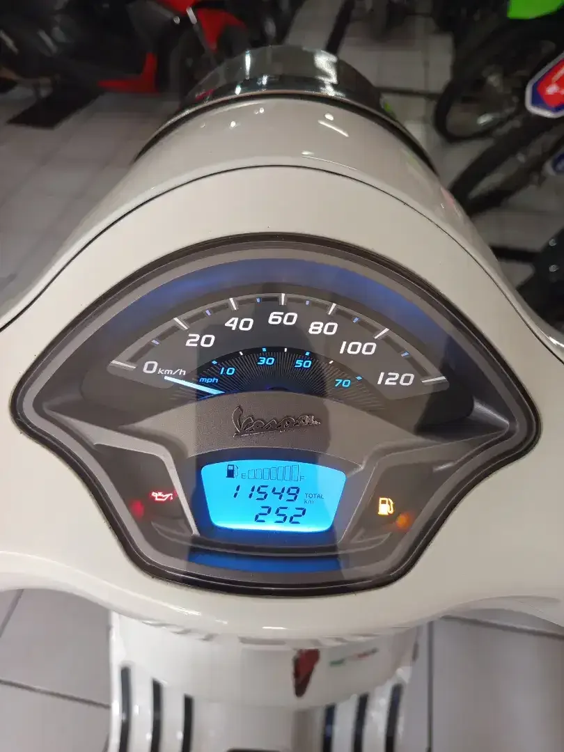 Vespa LX putih 2025 Deva motor - Image 5 of 7