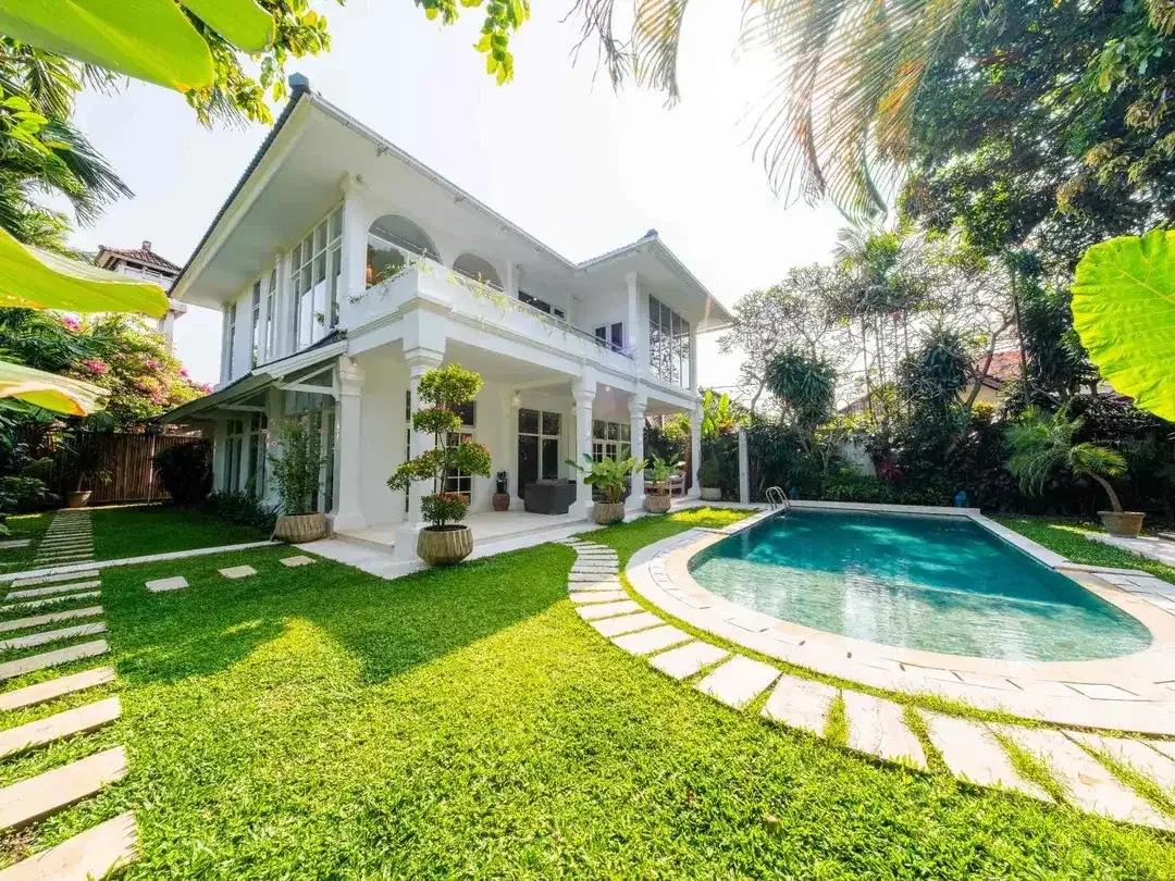 LUXURY CLASSICAL MODERN IN PRIME LOCATION A HEART OF SEMINYAK BALI - Image 3 of 10