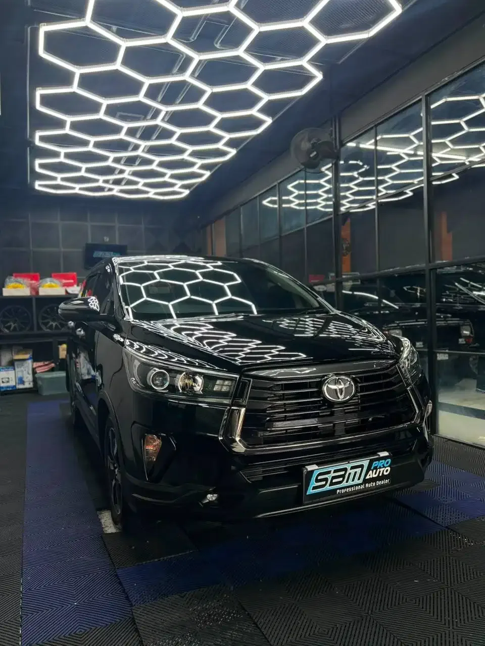 INNOVA VENTURER 2022 HITAM DIESEL AT ASLI BALI - Image 3 of 10