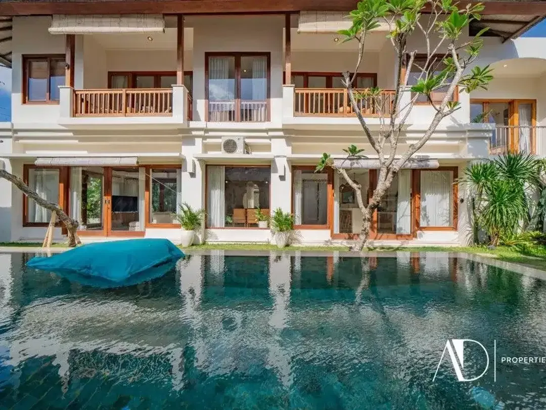 FREEHOLD | TROPICAL DESIGN VILLA NEAR BERAWA BEACH - Image 2 of 10