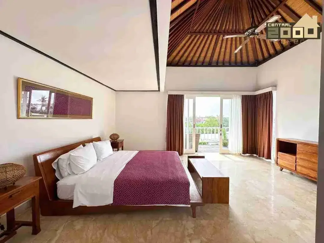 Traditional Meets Modern Villa with Rice Field View in Canggu - Image 6 of 10