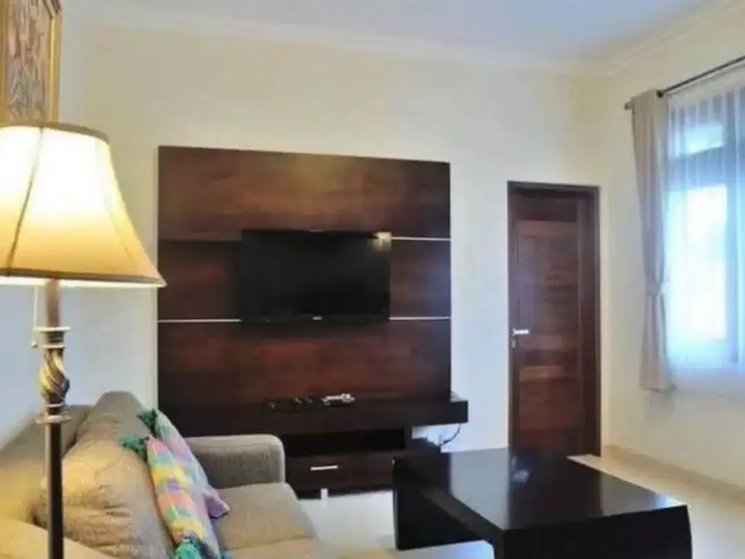 Dijual Rumah Mewah 8Kamar Kawasan Elite Moh Yamin Renon Denpasar - Image 9 of 10
