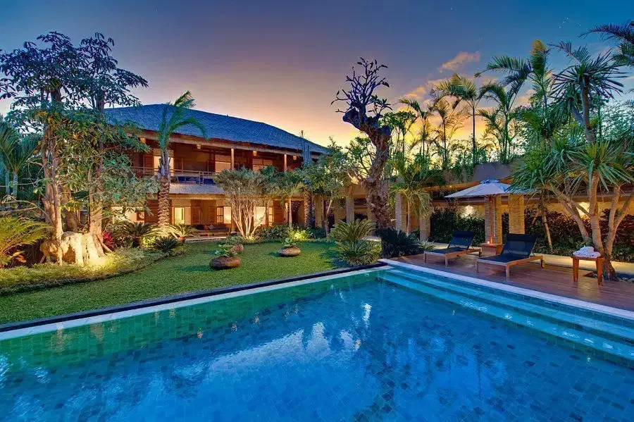 Villa Mewah 2 Unit Lokasi Premium Dekat Pantai Seminyak Bali - Image 1 of 10