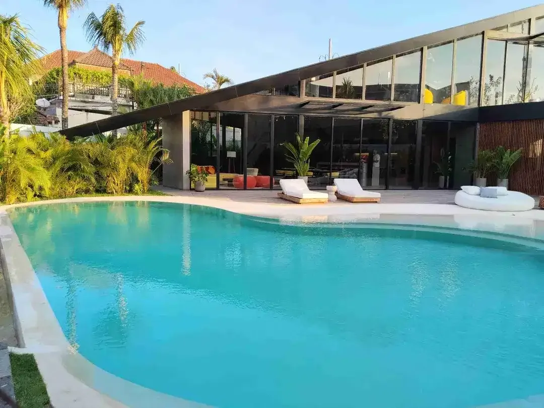 Luxury Villa Premium 5 Kamar Dekat Pantai Batu Bolong - Image 2 of 10