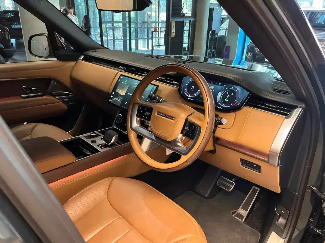 Land Rover 3.0 PHEV Autobiography 2023 - Image 8 of 10