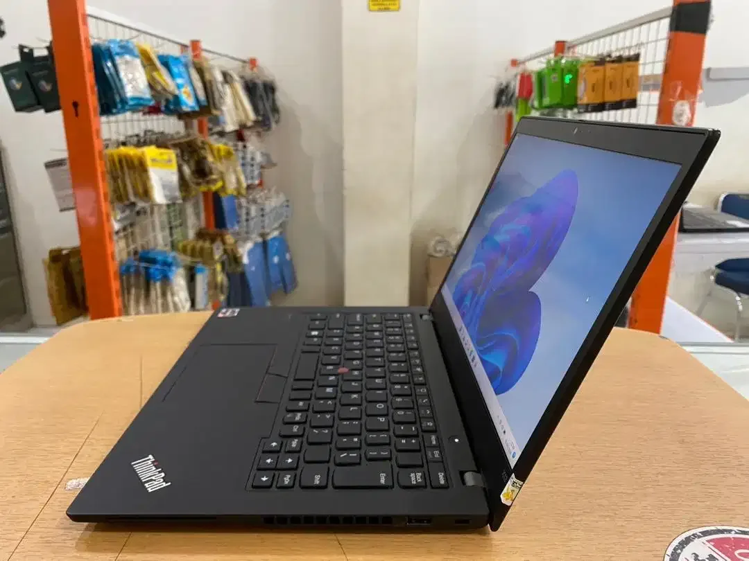 Lenovo ThinkPad X13 Amd Ryzen 5 PRO 4650U Ram 16GB SSD 256GB SlimMulus - Image 4 of 10