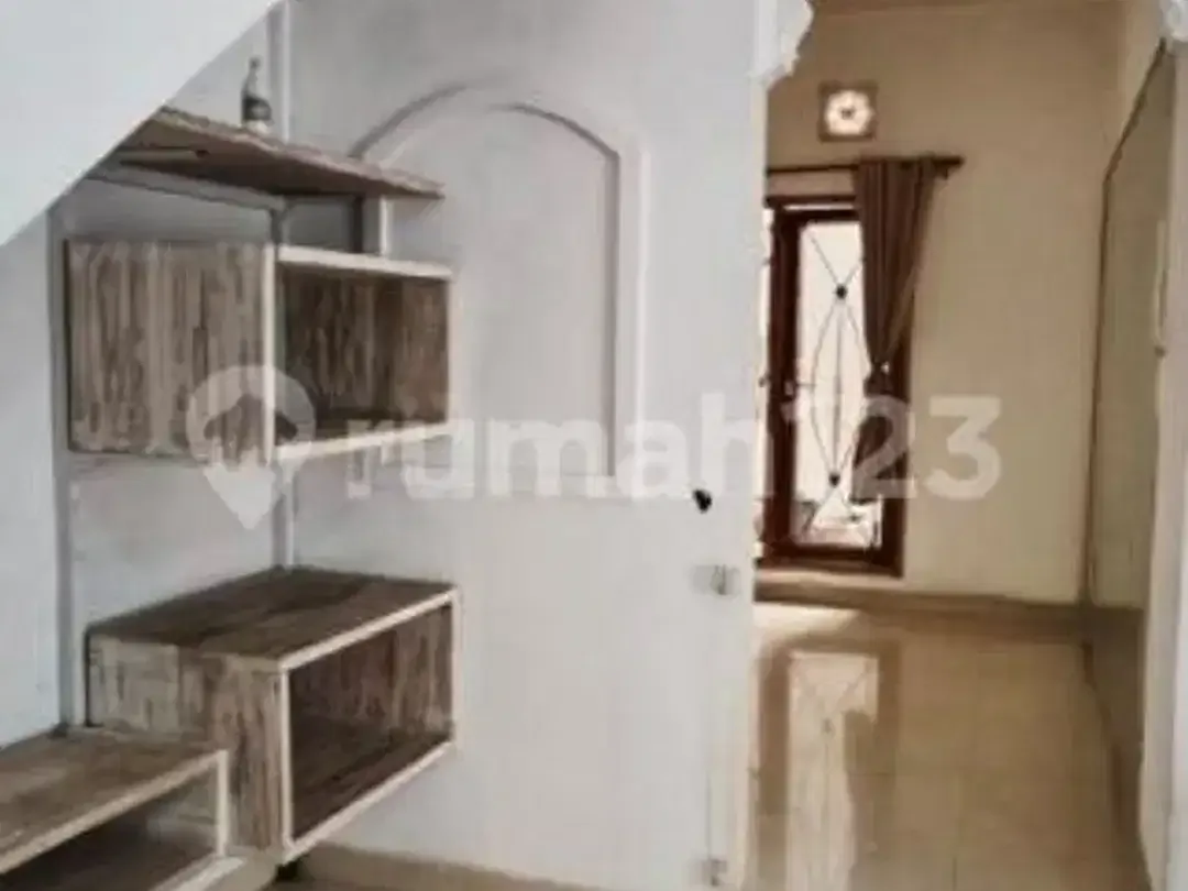 Rumah 2 Lantai 4Kt Dekat Pantai Berawa, Semi Furnished, Rp 140 Juta/Tahun - Image 3 of 5