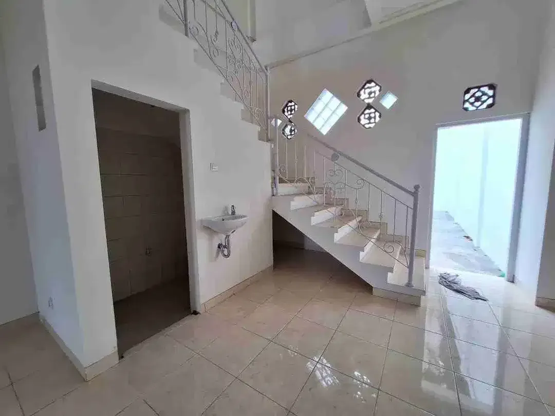 Dijual Ruko 2 Lantai di Buluh Indah Denpasar Bali, Pinggir Jalan Utama, SHM - Image 7 of 8