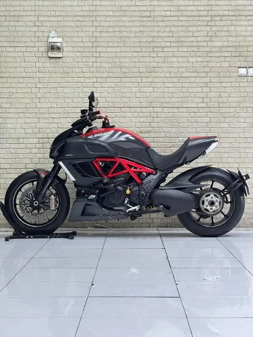 Moge Ducati Diavel red carbon mustika motor - Image 9 of 10