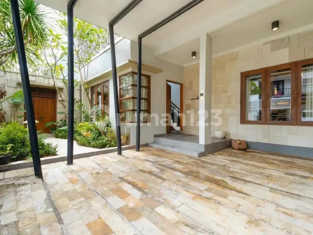 Investasi Villa Terbaik dengan Konsep Open Living Berbalkon Luas - Image 10 of 10